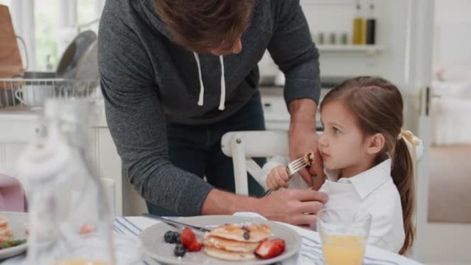父亲为女儿准备早餐华夫饼可爱的小女孩在家厨房享受美味的自制饭菜4k