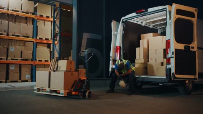 戴着安全帽的英俊拉丁男性工人将纸板箱装进送货卡车，休息一分钟。在线订单，电商商品，食品，医药。劳累过