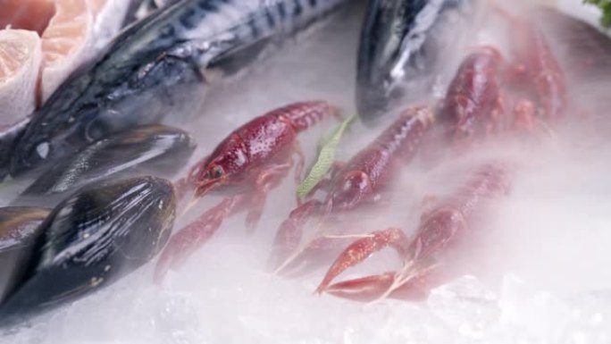 4K UHD: 将小龙虾与各种新鲜海鲜放在冰背景上，冷冻冰冷的烟雾。冰上新鲜冷冻海鲜和零售市场概念。