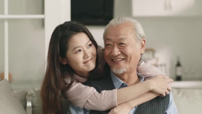 亚洲成年女儿与资深父亲在家聊天