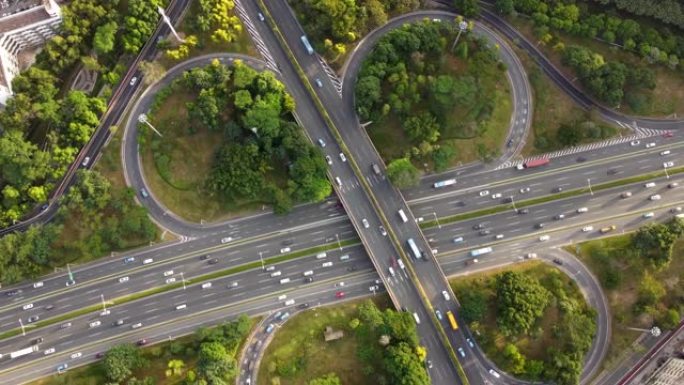 城市立交桥道路交通的航拍透视