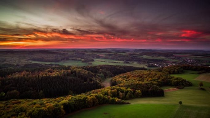 空中: 日落时德国艾菲尔山脉的乡村景观
