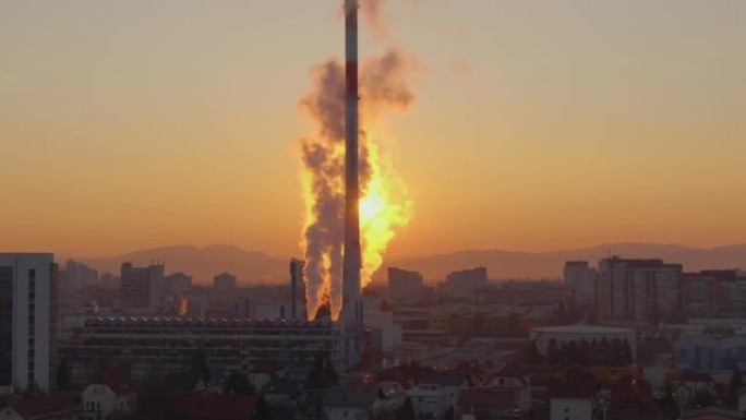 空中: 卢布尔雅那居民区附近的发电厂污染了空气。