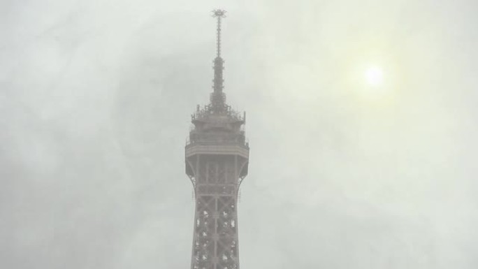 法国巴黎埃菲尔铁塔和烟雾的顶部。
