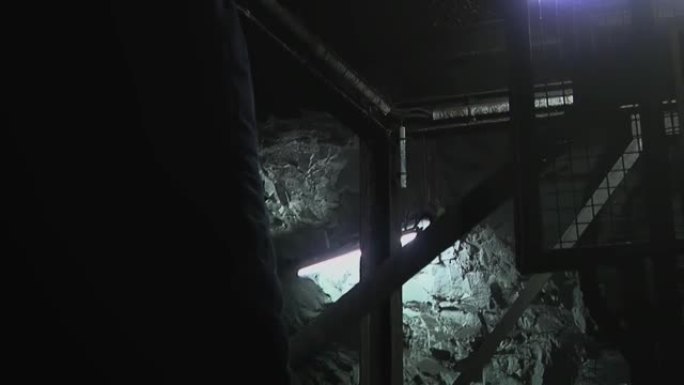 矿工进入阿根廷巴塔哥尼亚里约图尔比奥煤矿内的电梯。