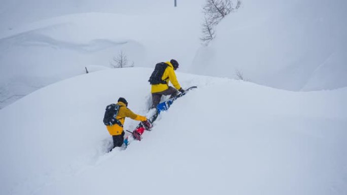 滑雪者爬上雪山爬雪