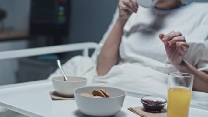 病人在病床上进食老年人病床吃饭病床用餐