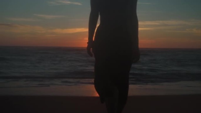 日落时，女人在海滩上散步的复古造型