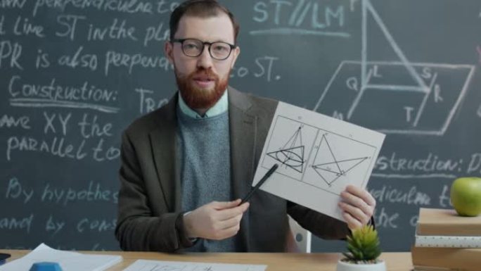 大学老师的肖像在课堂上用黑板解释数学画的在线课程