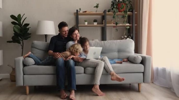 快乐的家庭与小孩子在家里使用电脑。