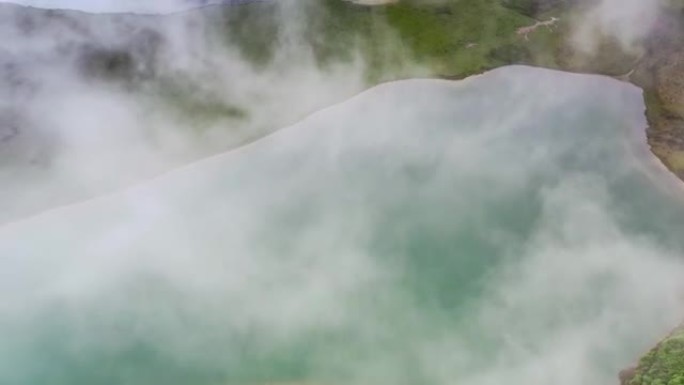 草原上的湖面满云高山峰森林海云海翻滚云雾