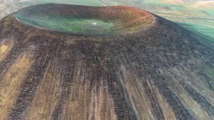 内蒙古草原上矗立着一座完美的锥形火山