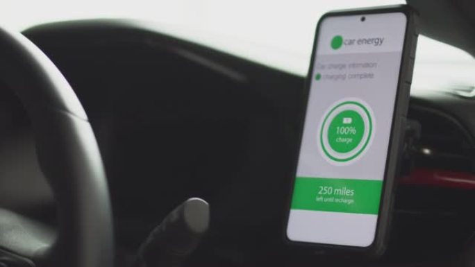 带免提装置的汽车驾驶员特写镜头，用于手机，带app监控电池电量-慢动作拍摄