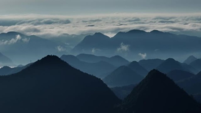 日出时朦胧早晨的鸟瞰图