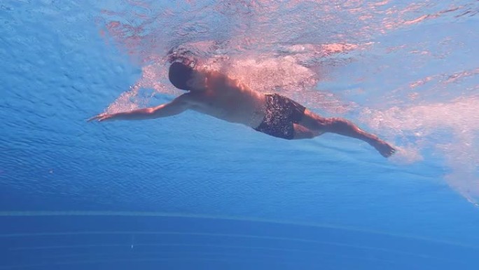 亚洲华裔男子在游泳池游泳的低角度视图