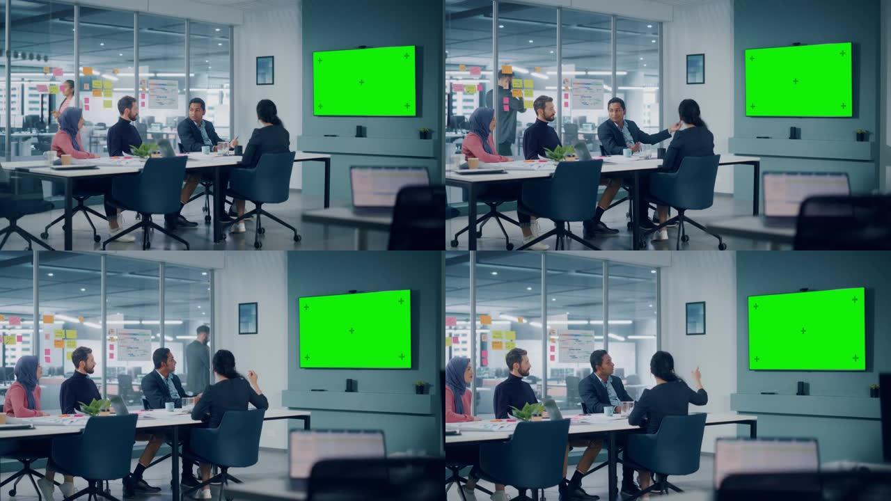 商人在办公室会议室用绿屏电视进行视频电话会议。Big Table的创意企业家团队进行了讨论。专家从事