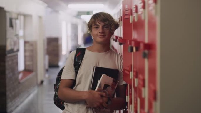 4k视频片段，一个十几岁的男孩站在高中的储物柜旁边