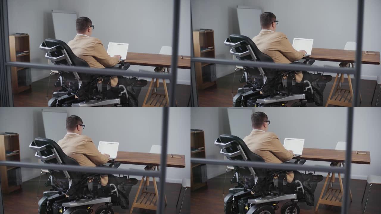 坐在轮椅上的男子在办公室工作