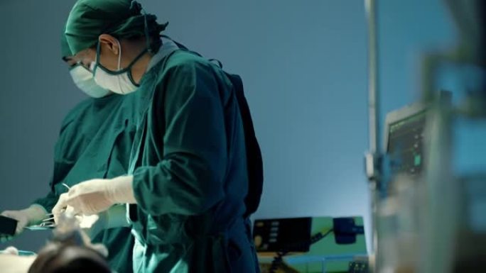 外科医生团队正在手术室挽救病人的生命。