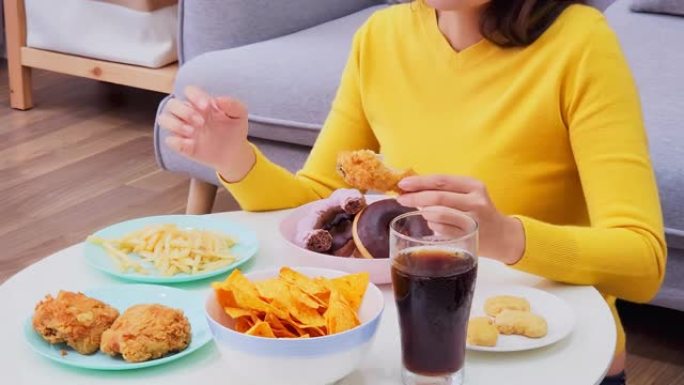 亚洲女孩暴饮暴食