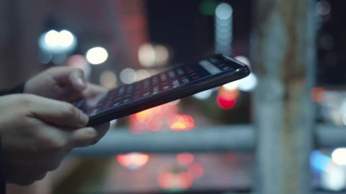 SLO MO女商人在城市的夜晚散步和使用数字平板电脑，特写