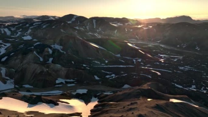 冰岛惊人的风景和日落的鸟瞰图