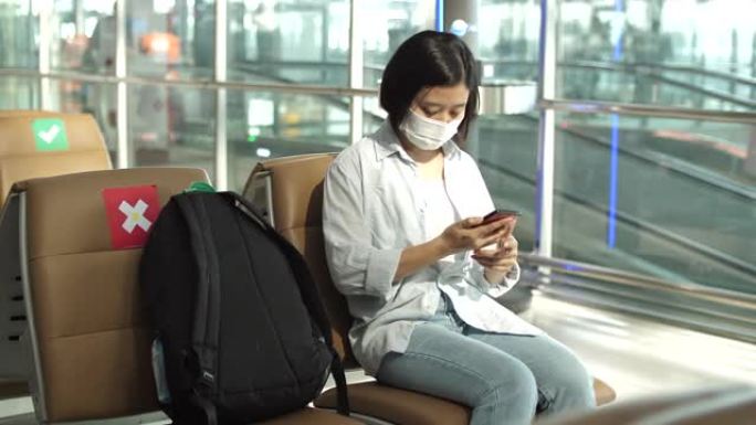 机场候机楼戴口罩的亚洲女孩