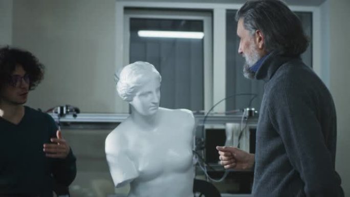 设计师和客户讨论3D雕塑