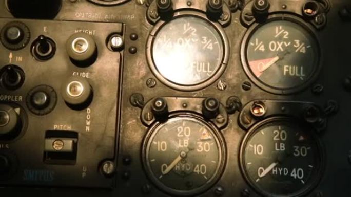 一架旧战机驾驶舱内的仪表。特写。