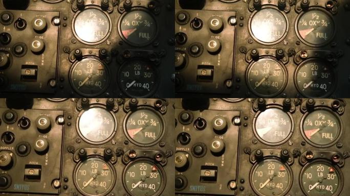 一架旧战机驾驶舱内的仪表。特写。