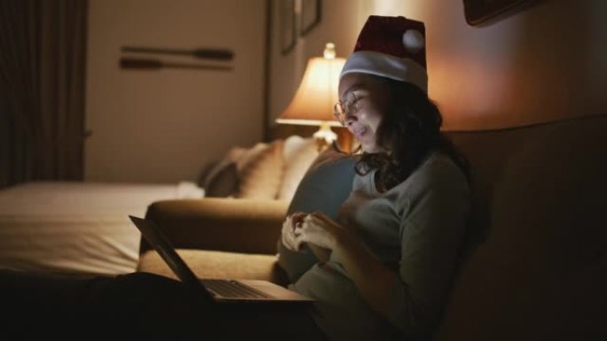 女人在圣诞节期间在家中与家人和朋友进行视频通话
