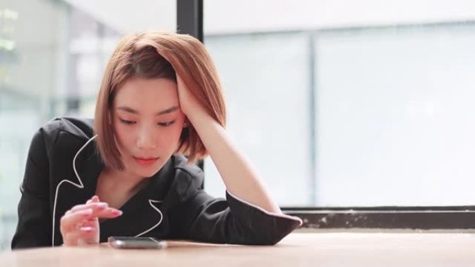 拥有智能手机的严肃而疲惫的商务女性