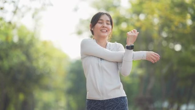 亚洲女子在公共公园从事健身和伸展运动