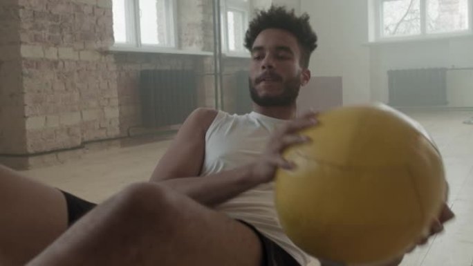 非洲运动员用重量球做侧卧坐
