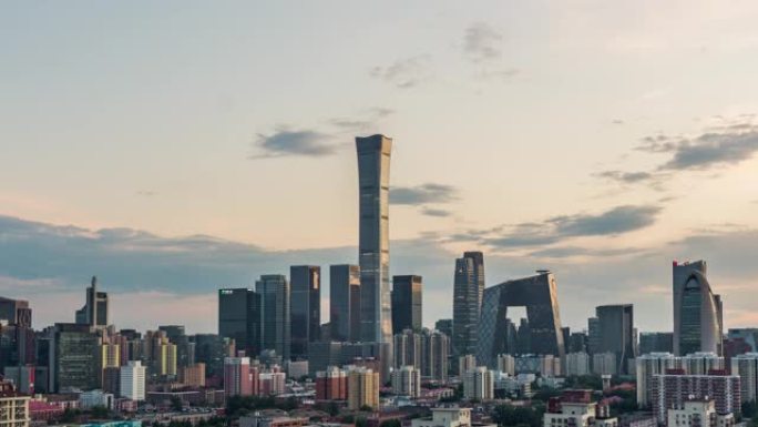 日落时北京天际线和市中心的T/L ZI鸟瞰图/中国北京