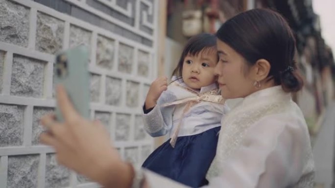 图为，在北村韩屋村，母亲和女儿正在一起自拍。