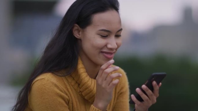 亚洲妇女使用智能手机和微笑