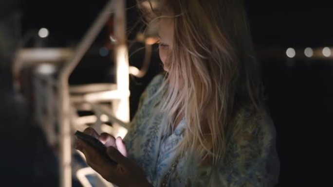 晚上使用智能手机的女人的慢动作视图。