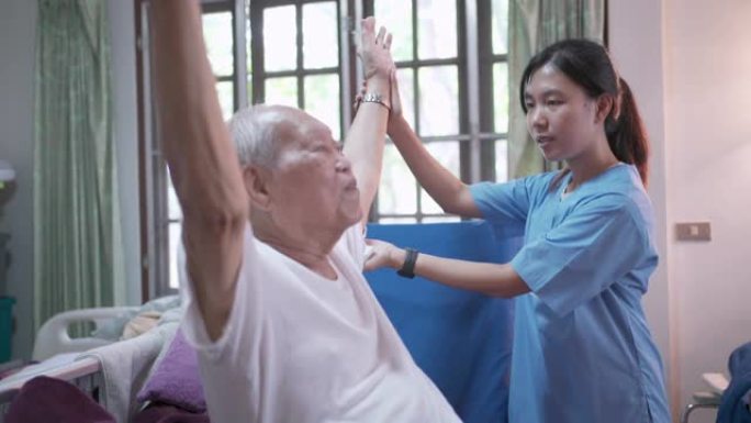 穿着蓝色制服的专业护士帮助亚洲老年残疾人在新型冠状病毒肺炎电晕病毒情况下在家锻炼
