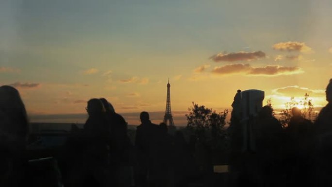 人们在法国巴黎老佛爷百货的屋顶上享受日落。