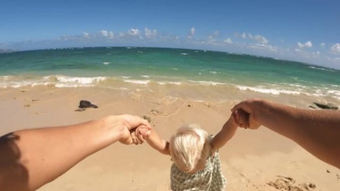 阳光明媚的日子，POV父亲在热带海滩上旋转可爱的金发蹒跚学步的婴儿
