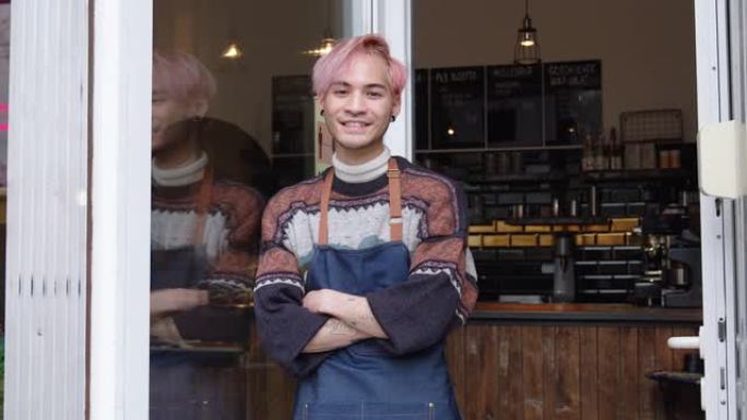 咖啡店门口的年轻咖啡师肖像