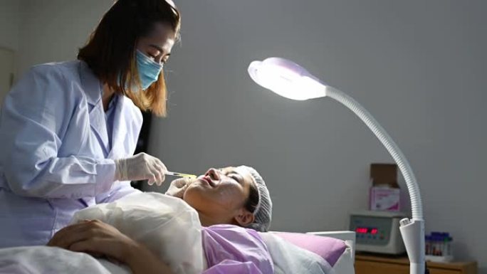 亚洲华人美容师在PRP吸血鬼整容期间向患者注射血浆。