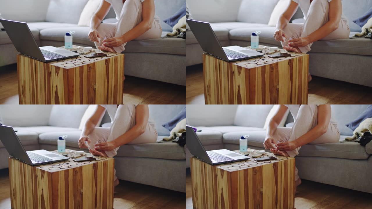 女人在客厅的木桌上画脚趾甲