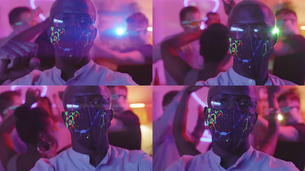 戴着面具的黑人在派对上跳舞