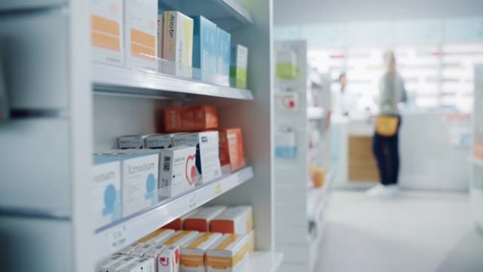 现代药房药店的货架上摆满了装满现代药物，药物，维生素盒，补品的包装。在后台匿名客户从站在柜台的药剂师