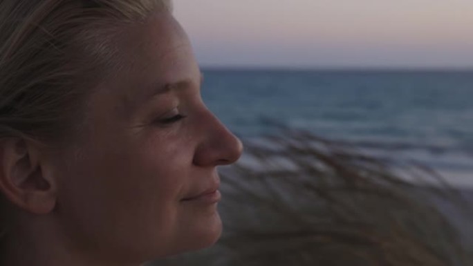 在意大利撒丁岛，一个女人看着大海的慢动作视图。