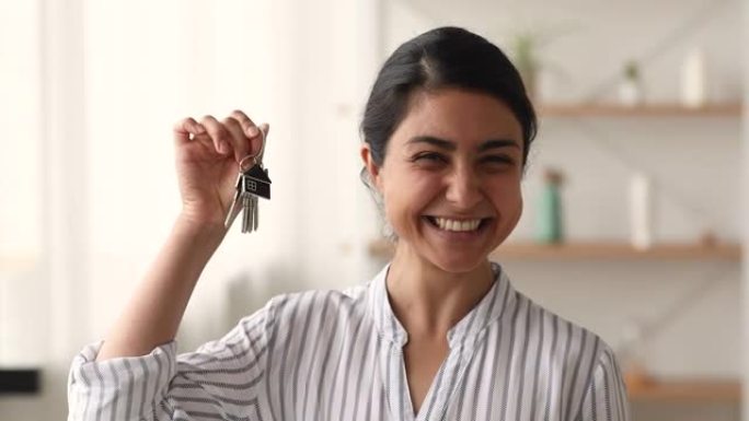 头像印度女性展示新公寓的钥匙