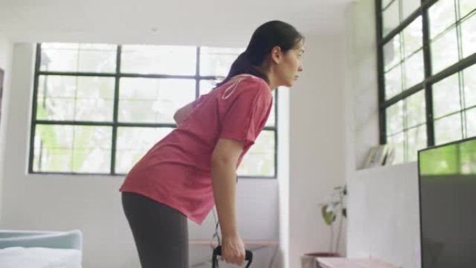 女人在家庭锻炼居家瑜伽健身线上课程美女外