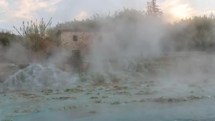 T/L蒸汽从Saturnia温泉的热水中流动